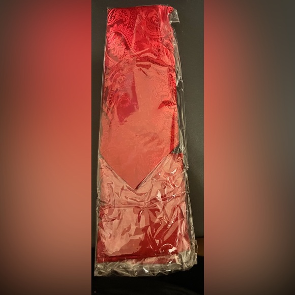 Hisdern Elegant Red Paisley Tie and Pocket Square Set - Picture 8 of 8